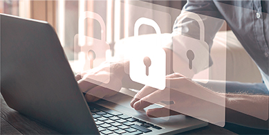 La gestion du courrier sortant par Numen vous garantit la sécurité, l'intégrité et la traçabilité de vos courriers et de leurs données. Image symbolisant la sécurité : mains sur un clavier d'ordinateur portable avec un cadenas de sécurité en filigrane.
