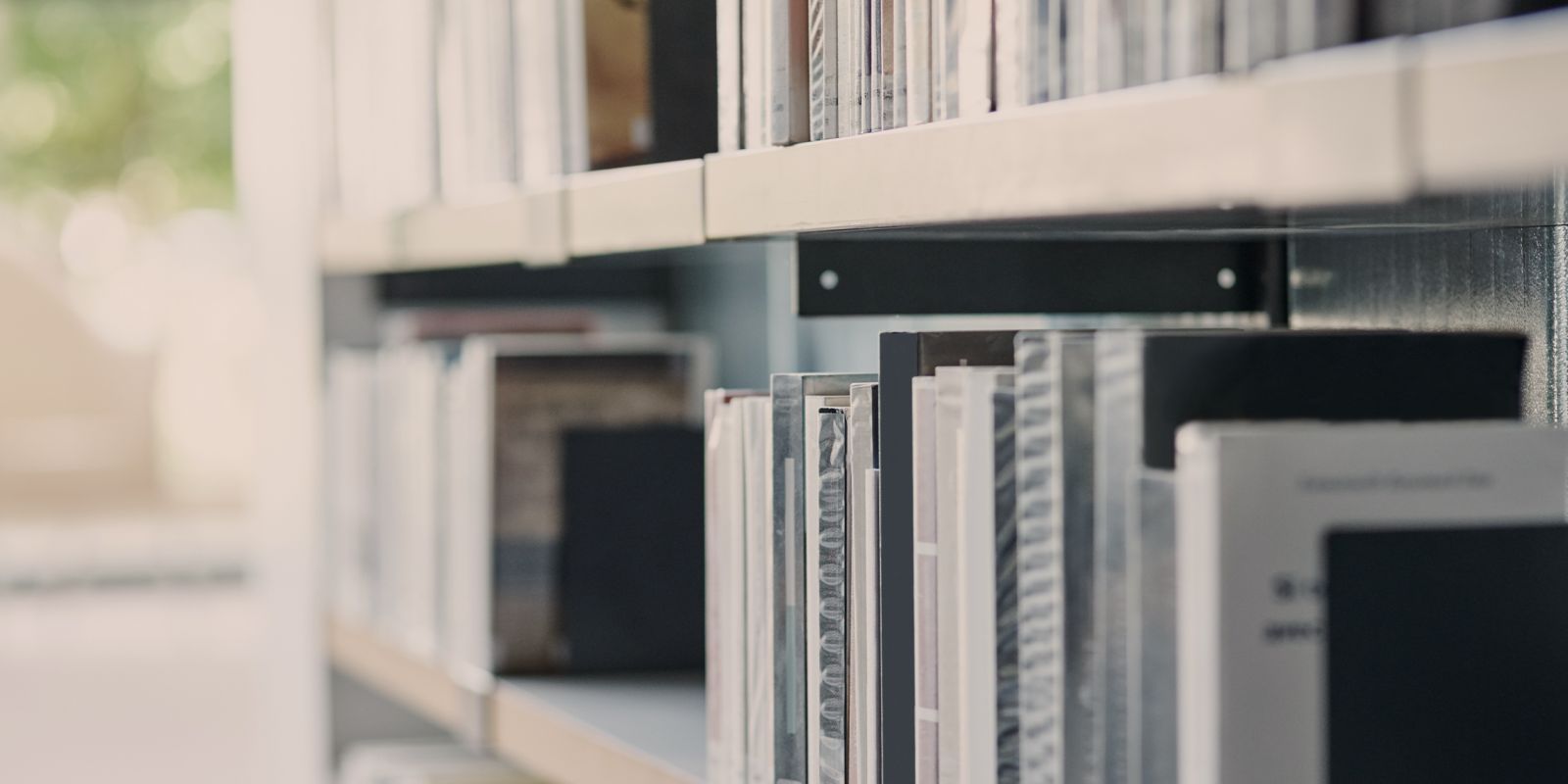 Témoignage client. Bibliothèque Nationale de France (BNF). Image de livres en libre consultation dans une bibliothèque.