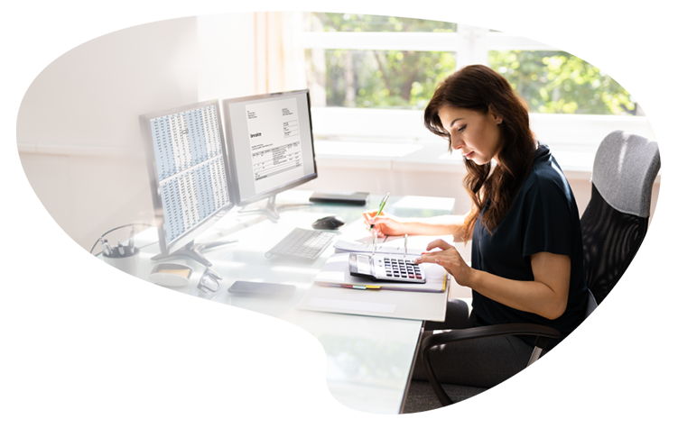 Expert comptable travaillant sur ordinateur