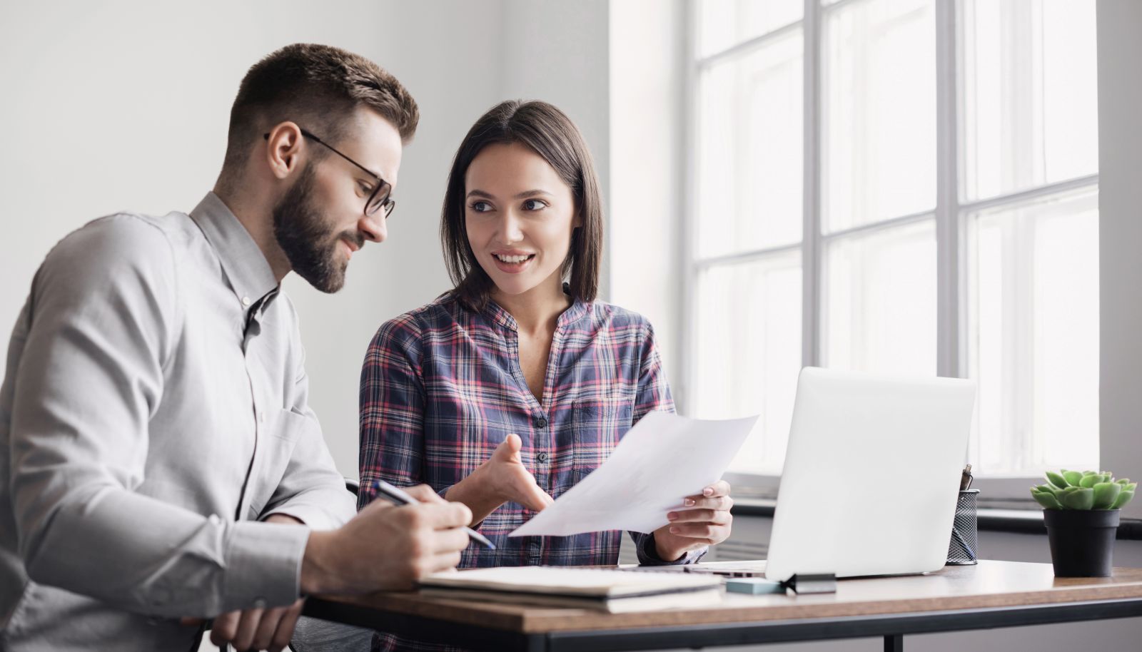 Collaborateurs traitant des documents numérisés