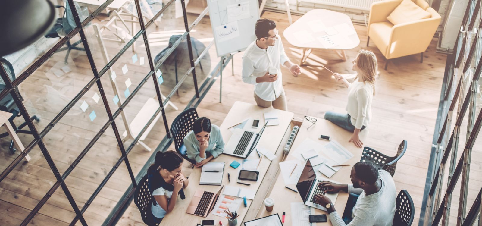 Équipe collaborant sur des documents numériques