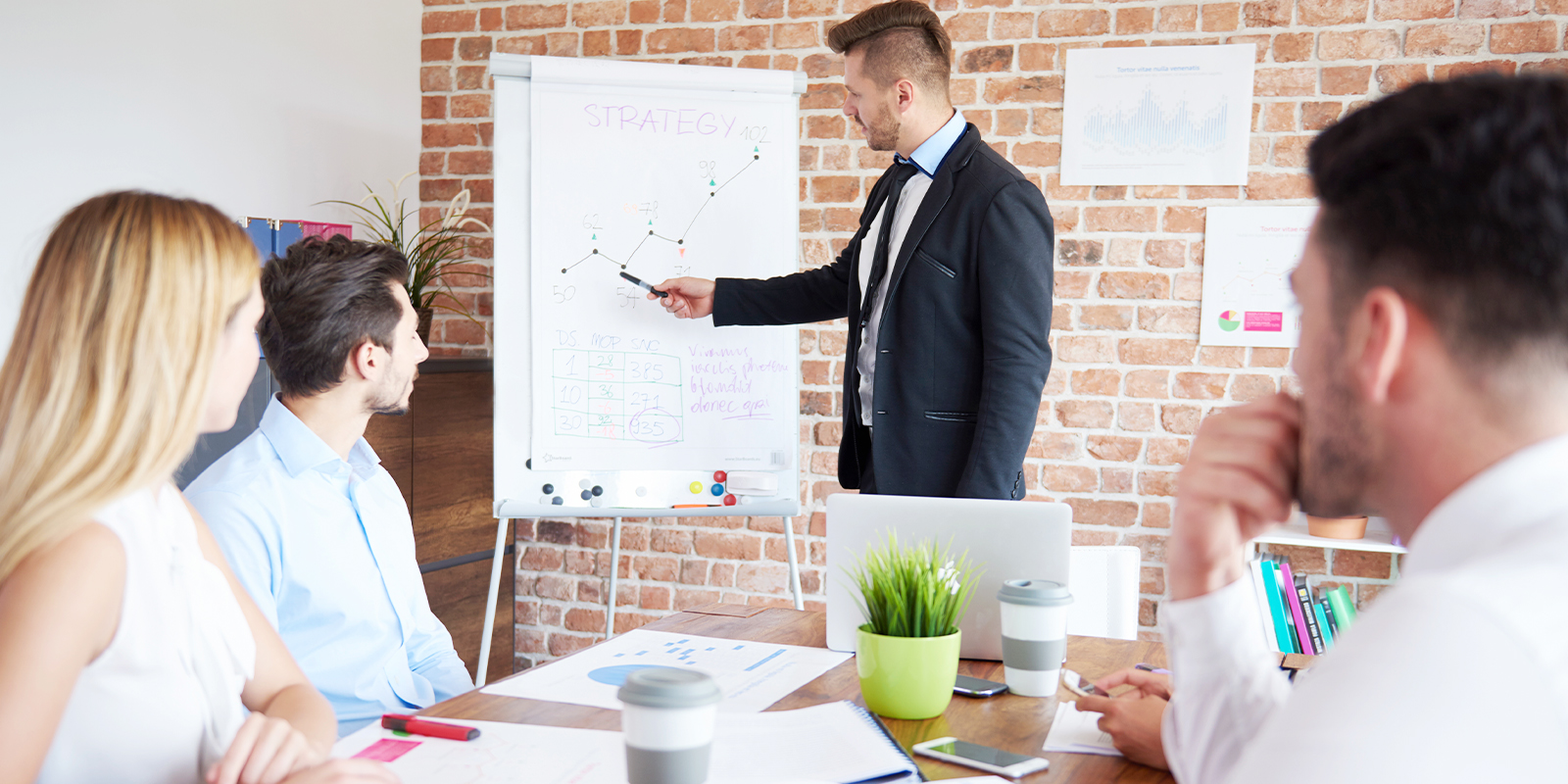 Chef de projet intégration présentant un planning à son équipe