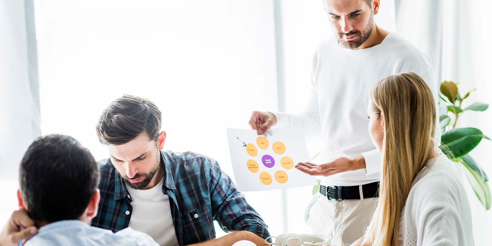Senior Project Manager animant une réunion d'équipe